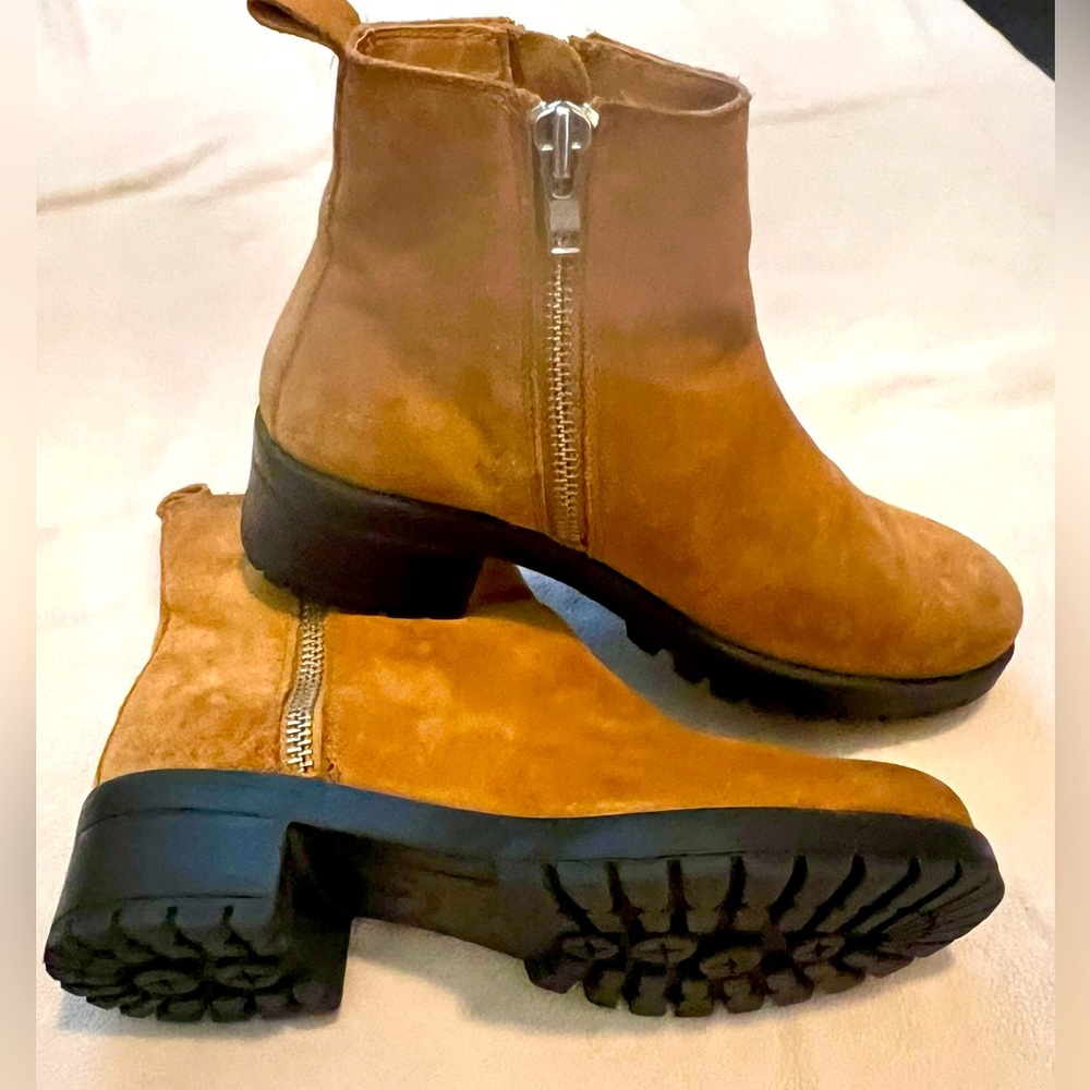 Lavorazione Artigianale Caramel Suede Leather Zipper Ankle Boots,  9